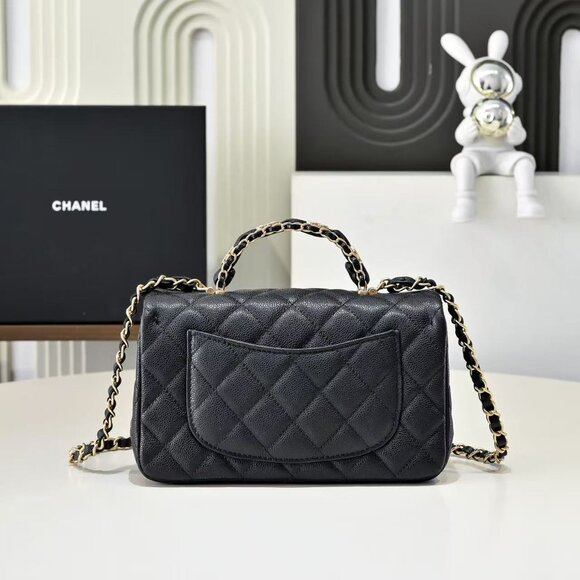 Classic CHANEL Bag: A Stylish and Versatile Choice for Elegance - Picture 5 of 5